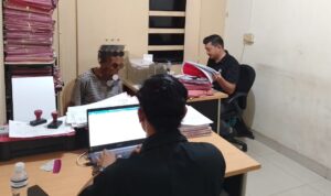 MHR (60) pelaku pencabulan terhadap bocah perempuan yang baru berusia 4 tahun diamankan Polsek Bengkong, Senin (20/10/2025). Foto : Polsek Bengkong