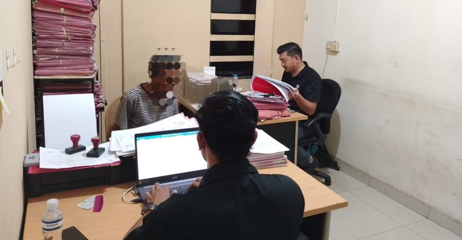 MHR (60) pelaku pencabulan terhadap bocah perempuan yang baru berusia 4 tahun diamankan Polsek Bengkong, Senin (20/10/2025). Foto : Polsek Bengkong