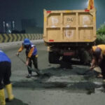 6345712609c9e-pemkot-tangsel-perbaiki-aspal-berlubang-di-ruas-jalan-flyover-ciputat-kota-tangsel-banten_665_374.jpg