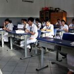 perbedaan-belajar-di-kelas-dan-secara-online-Qh8j2OlwP7.jpg